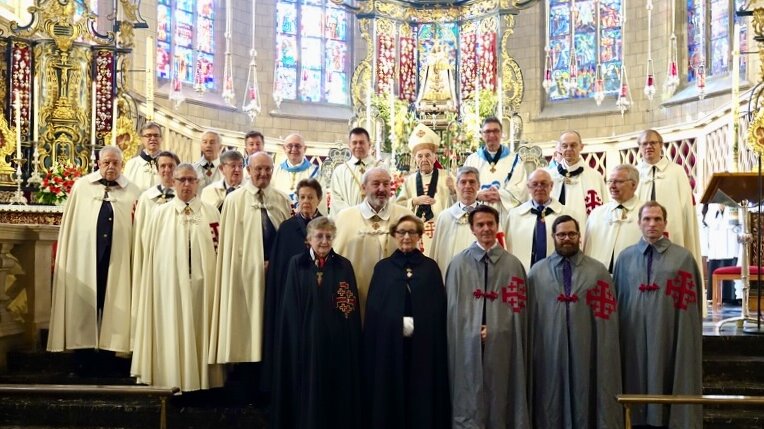 La délégation de l’Ordre Équestre du Saint-Sépulcre de Jérusalem lors de l’Octave 2024. En manteau gris, trois des candidats qui seront investis le 13 juillet. © C. Junck / SCP
